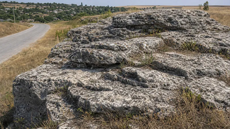 Большая скала, село Кобань, Глодень
