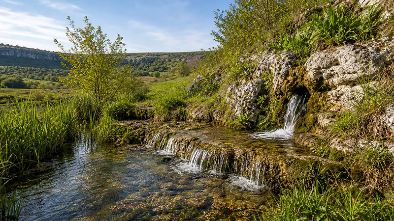 Cascadă-Izvor, Jora de Mijloc