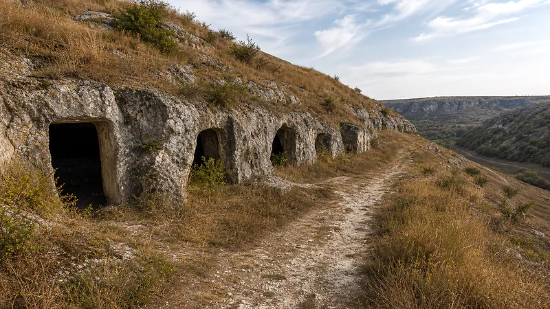 Un șir de mine abandonate